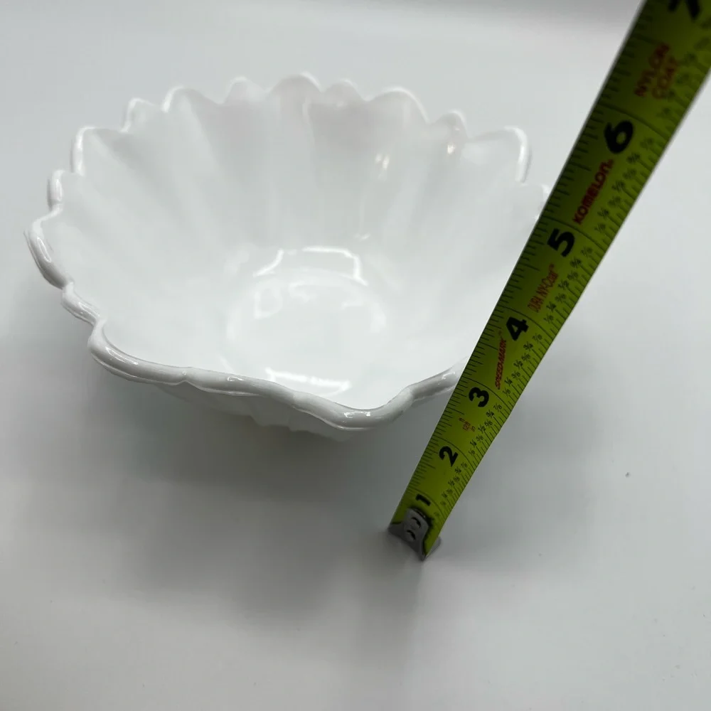 Vintage Indiana Milk glass Lily Pons Sunflower Serving Bowl 7 inch Diameter
